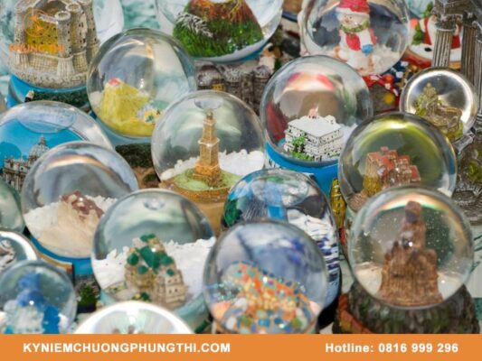 Quà lưu niệm quả cầu thủy tinh