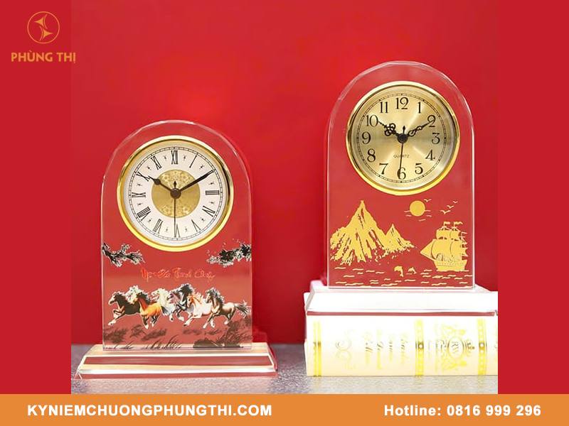 Vị trí đặt đồng hồ pha lê trên bàn làm việc kích tài lộc