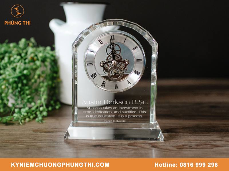 So sánh đồng hồ pha lê và đồng hồ gỗ loại nào tốt hơn? So sánh đồng hồ pha lê và đồng hồ gỗ