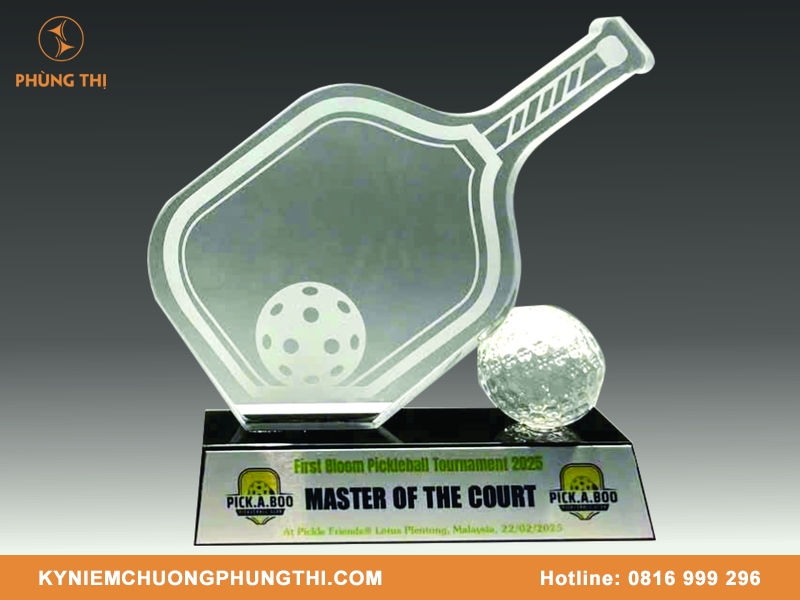 Khắc logo lên cúp Pickleball