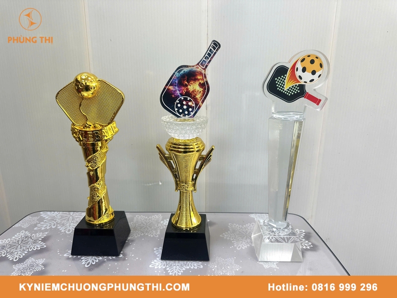 Khắc logo lên cúp Pickleball