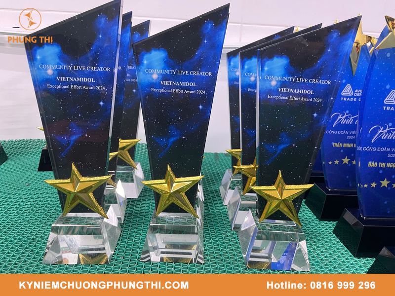 Pha lê để bàn làm việc