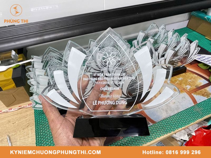 Quà tặng pha lê thiết kế theo yêu cầu đẹp & sang trọng Quà tặng pha lê