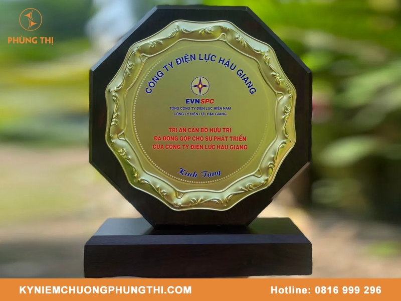 Bảng vinh danh cao cấp khác gì thường