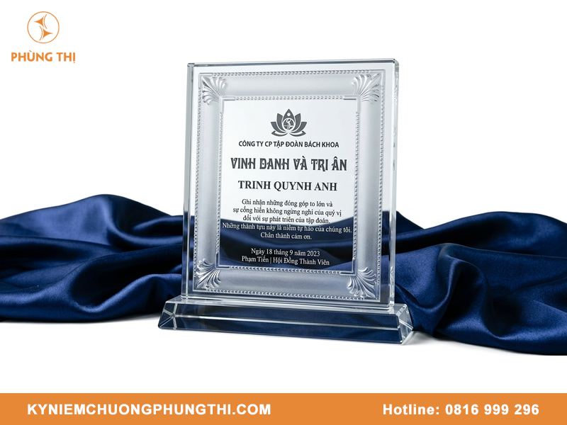 Bảng vinh danh pha lê hay kim loại tốt hơn, đặt hàng ở đâu? Bảng vinh danh pha lê hay kim loại tốt hơn