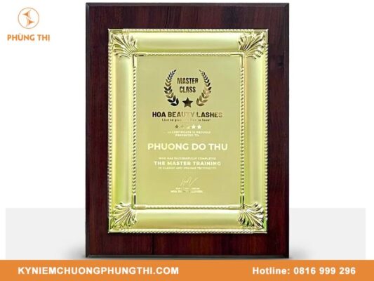 Nên chọn chất liệu bảng vinh danh nào?