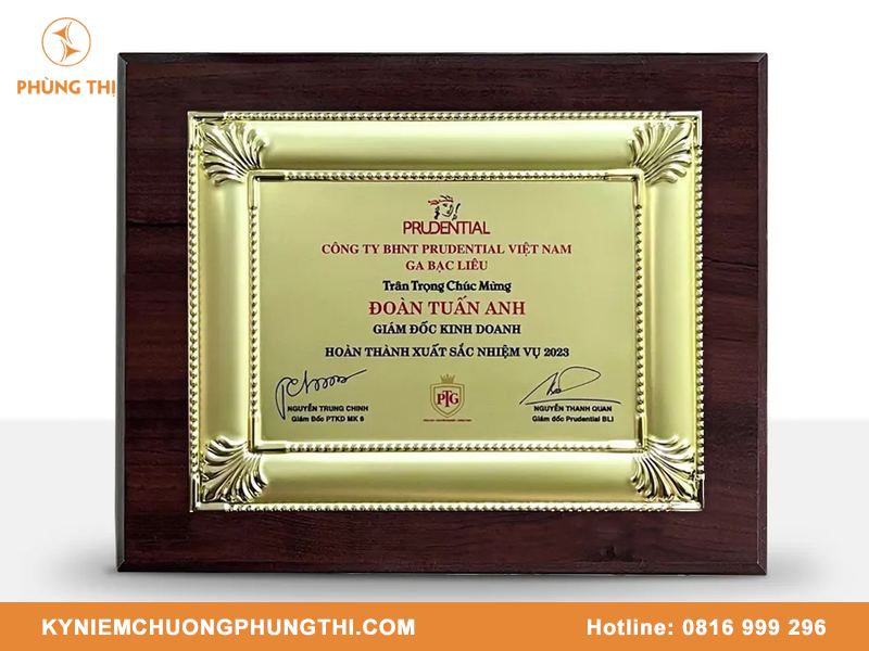 Nên chọn chất liệu bảng vinh danh nào?