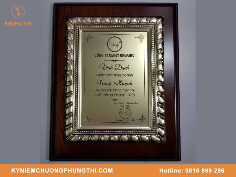 Bảng vinh danh để bàn