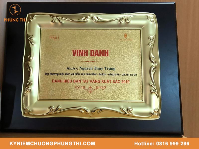Bảng vinh danh để bàn