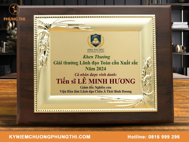 Bảng vinh danh khung gỗ
