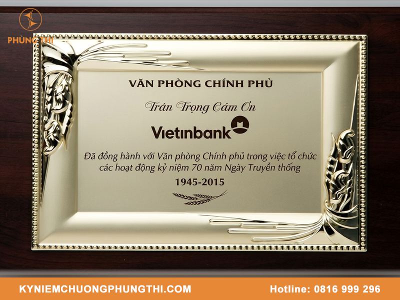 Bảng vinh danh treo tường