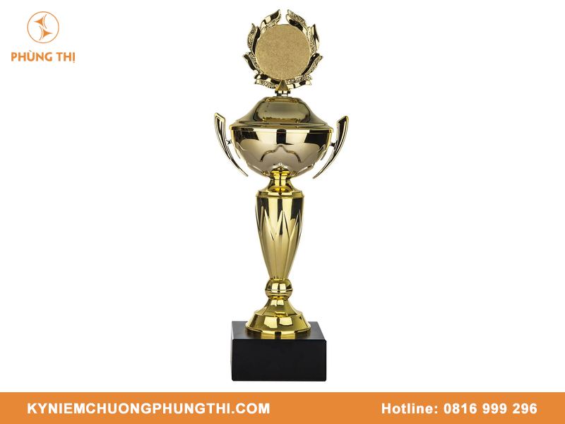 Cúp hợp kim vs cúp đồng so sánh sự khác biệt về chất liệu Cúp hợp kim vs cúp đồng