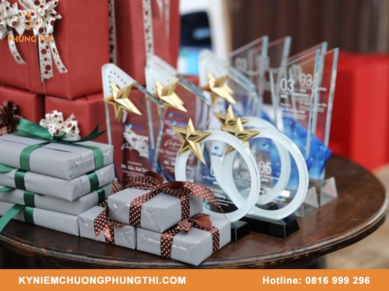 Quà tặng year end party tri ân cống hiến đêm tiệc tất niên qua tang year end party